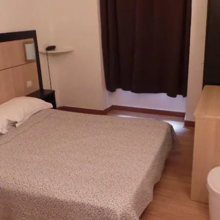 Hotel De Bordeaux 2*