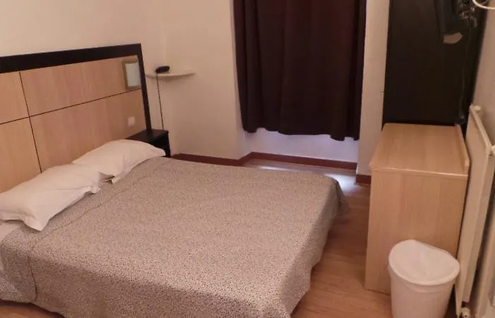 Hotel De Bordeaux 2*